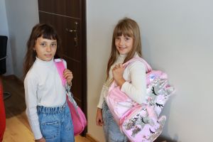 Przekazanie plecaków dzieciom z Ukrainy