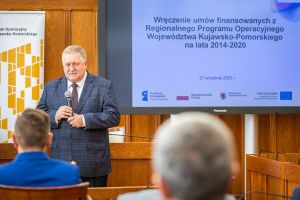 Uroczystość przekazania umów o dofinansowanie projektów RPO, fot. Szymon Zdzieblo/tarantoga.pl dla UMWKP