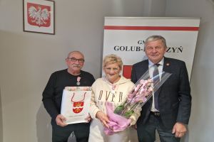 Odznaczeni jubilaci wraz z Wójtem Markiem Ryłowiczem
