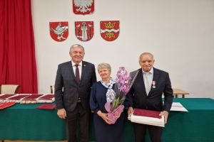 Odznaczeni jubilaci wraz z Wójtem Markiem Ryłowiczem