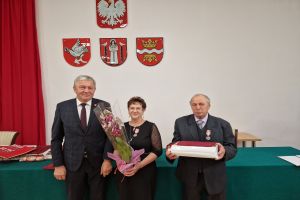 Odznaczeni jubilaci wraz z Wójtem Markiem Ryłowiczem