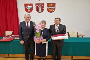Odznaczeni jubilaci wraz z Wójtem Markiem Ryłowiczem