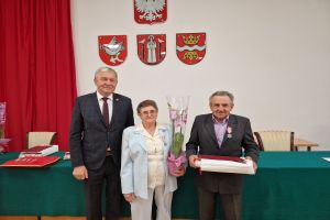 Odznaczeni jubilaci wraz z Wójtem Markiem Ryłowiczem