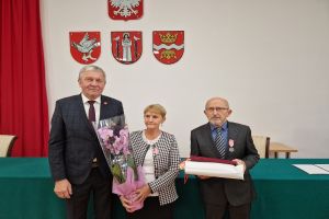 Odznaczeni jubilaci wraz z Wójtem Markiem Ryłowiczem