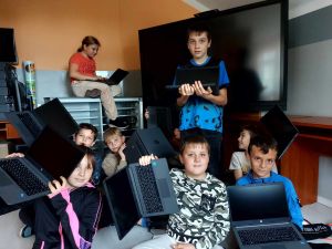 Uczniowie z laptopami