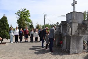 Złożenie kwiatów pod pomnikiem