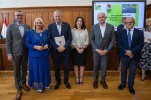 Wójt Marek Ryłowicz, Skarbnik Iwona Górska oraz przedstawiciele Urzędu Marszałkowskiego, fot. Mikołaj Kuras dla UMWKP