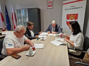 Wójt Marek Ryłowicz, Skarbnik Iwona Górska oraz przedstawiciele Zakładu Usług Wodnych Sp. z o.o. w Ostrowitem