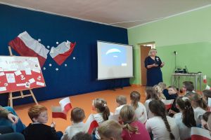 Uczniowie podczas przeprowadzania akcji BohaterON