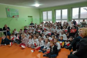 Uczniowie podczas przeprowadzania akcji BohaterON