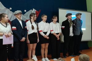 Uczniowie podczas przeprowadzania akcji BohaterON