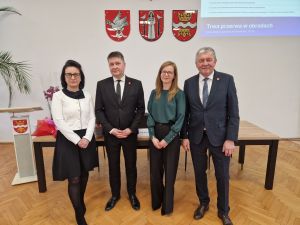Skarbnik Iwona Górska, przewodniczący Artur Kaszyński, nowa skarbnik Aleksandra Laskowska i wójt Marek Ryłowicz