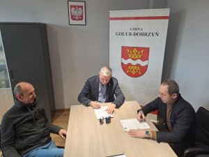 Wójt Marek Ryłowicz oraz przedstawiciele firmy Rosmosis-Wawrzyniak Group Sp. z o.o. sp.k.