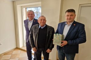 Przewodniczący Rady Artur Kaszyński, sołtys sołectwa Karczewo i wójt Marek Ryłowicz