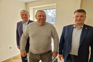 Przewodniczący Rady Artur Kaszyński, sołtys sołectwa Pląchoty i wójt Marek Ryłowicz