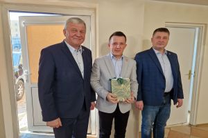 Przewodniczący Rady Artur Kaszyński, sołtys sołectwa Ostrowite i wójt Marek Ryłowicz