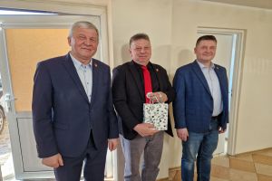 Przewodniczący Rady Artur Kaszyński, sołtys sołectwa Nowawieś i wójt Marek Ryłowicz