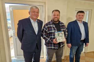 Przewodniczący Rady Artur Kaszyński, sołtys sołectwa Sokołowo i wójt Marek Ryłowicz