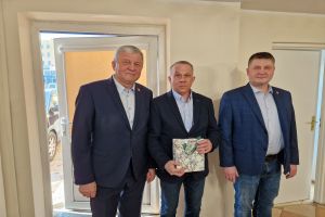 Przewodniczący Rady Artur Kaszyński, sołtys sołectwa Olszówka i wójt Marek Ryłowicz