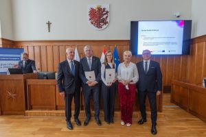 Wójt Marek Ryłowicz, Skarbnik Aleksandra Laskowska oraz przedstawiciele Urzędu Marszałkowskiego