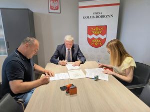 Podpisanie umowy przez Wójta, Skarbnika oraz wykonawcę zadania