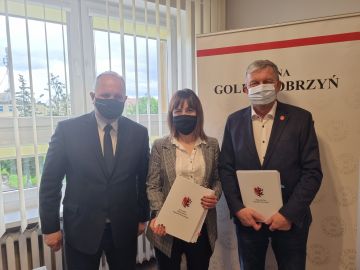 Wicemarszałek Z. Sosnowski, skarbnik I. Górska i wójt M. Ryłowicz