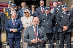 Uroczystość przekazania wozów strażackich (fot. Mikołaj Kuras dla UMWKP)