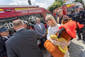Uroczystość przekazania wozów strażackich (fot. Mikołaj Kuras dla UMWKP)