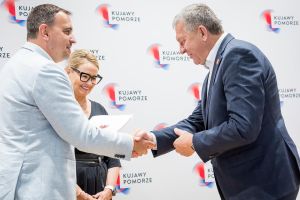 Przedstawiciele Urzędu Marszałkowskiego i Wójt Marek Ryłowicz (fot. Tomasz Czachorowski dla UMWKP)