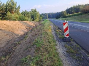 Droga przy której powstaje ścieżka rowerowa