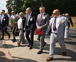 Przemarsz władz powiatu i gminy
