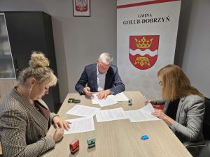 od lewej: Małgorzata Wesołowska - Prezes Ekolog Sp. z o.o., wójt Marek Ryłowicz, skarbnik Aleksandra Laskowska