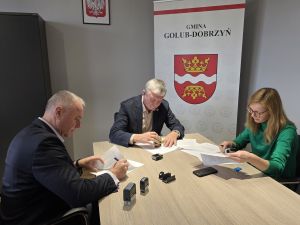 Od lewej: Prezes KPTS S.A. Tomasz Fic, Wójt Marek Ryłowicz, Skarbnik Aleksandra Laskowska