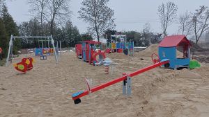 Budowa placu zabaw w Ostrowitem