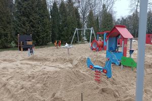 Budowa placu zabaw w Ostrowitem