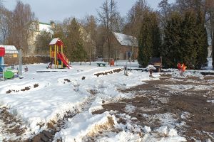 Budowa placu zabaw w Ostrowitem