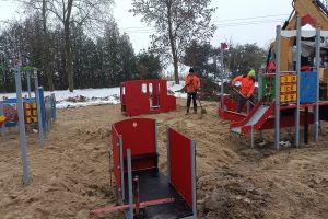 Budowa placu zabaw w Ostrowitem