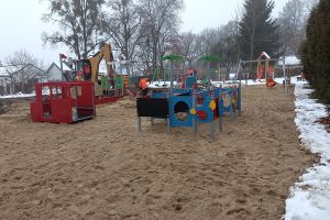 Budowa placu zabaw w Ostrowitem