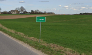 Tablica informacyjna z napisem "Lisewo"