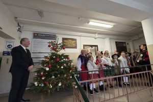 Wójt Marek Ryłowicz oraz nauczyciele i uczniowie z Węgierska