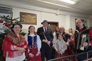 Wójt Marek Ryłowicz oraz nauczyciele i uczniowie z Węgierska