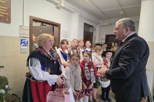 Wójt Marek Ryłowicz oraz nauczyciele i uczniowie z Węgierska