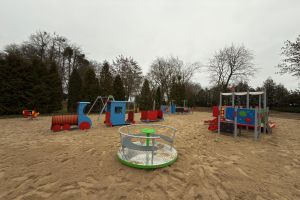 Plac zabaw w Ostrowitem