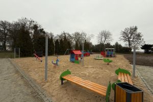 Plac zabaw w Ostrowitem