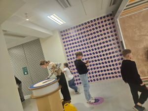 Uczestnicy klubu podczas zajęć