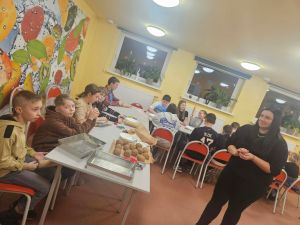 Uczestnicy klubu podczas zajęć