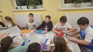 Uczestnicy klubu podczas zajęć