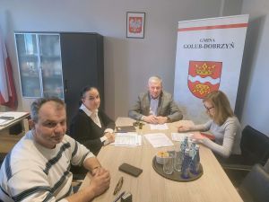 Wójt Marek Ryłowicz, skarbnik Aleksandra Laskowska oraz przedstawiciele wykonawcy zadania