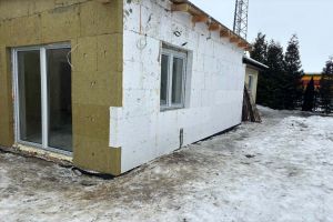 Budynek żłobka we Wrockach w trakcie prac remontowych