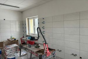 Budynek żłobka we Wrockach w trakcie prac remontowych